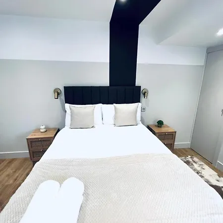 London South Charming Ensuite Look Like Hotel Designer Room-3