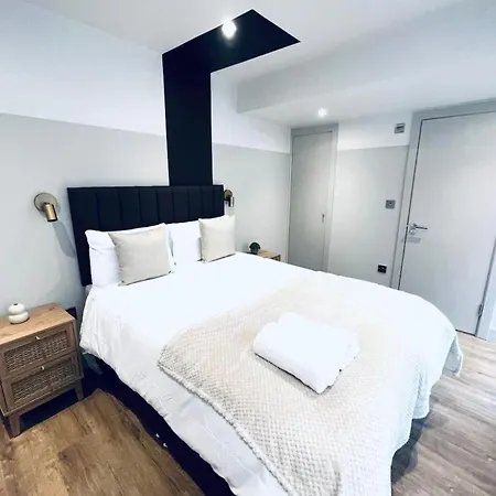London South Charming Ensuite Look Like Hotel Designer Room-2
